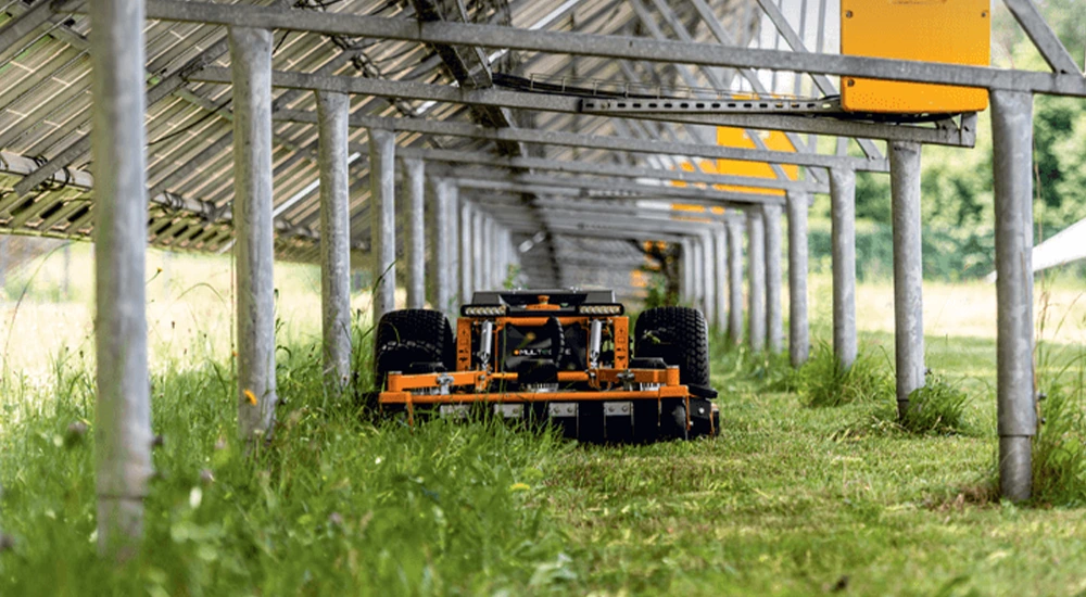 Raymo Torpedo Greenkeeping im Solarpark Thüringen unter Solarmodulen